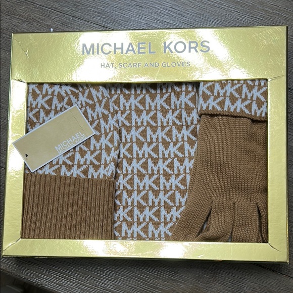 Michael Kors Tan and White Knit Hat, Scarf and‎ Gloves Set - Picture 1 of 3